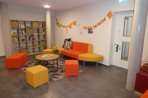 Familienlounge Blick in einen gemütlichen Raum mit Sitzgelegenheiten