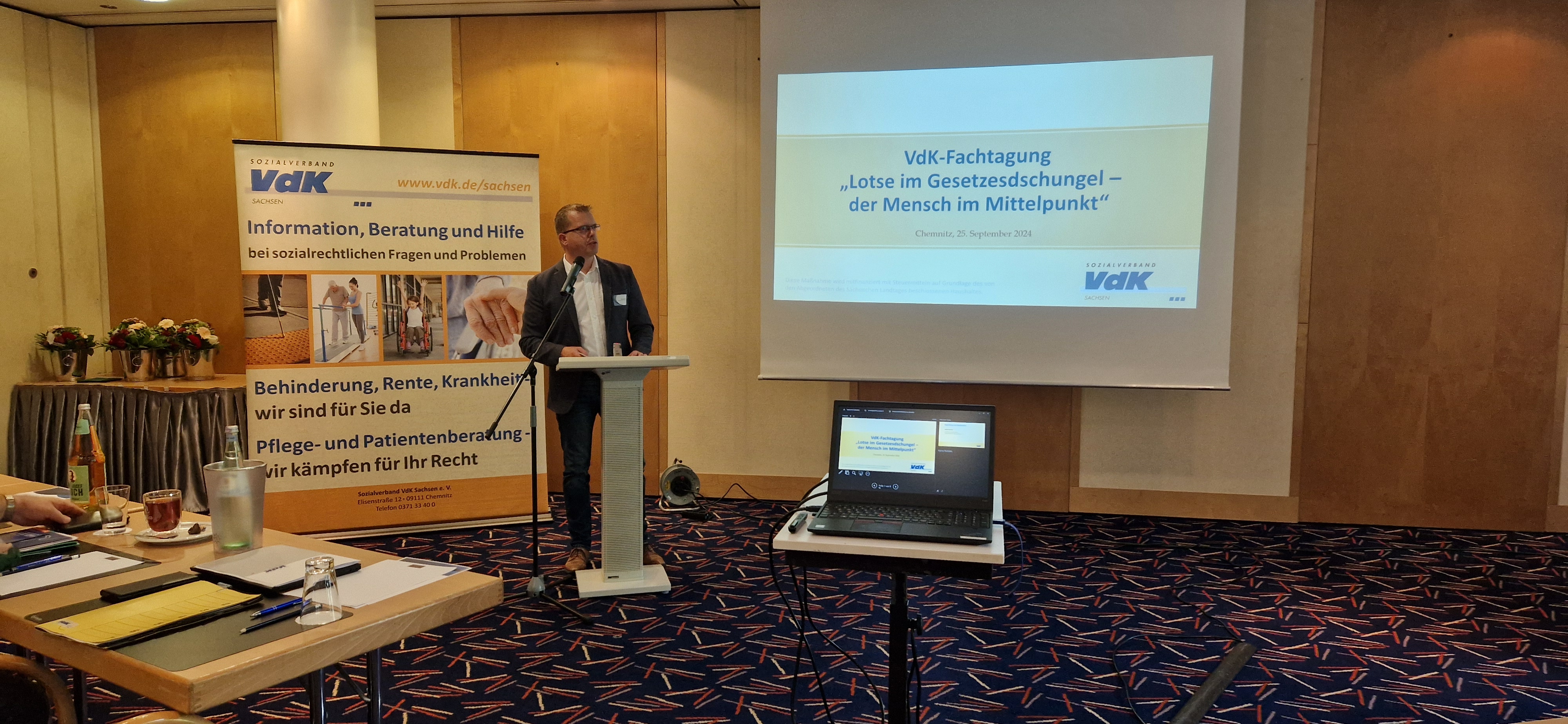 VdK-Fachtagung 2024 ein Redner am Rednerpult
