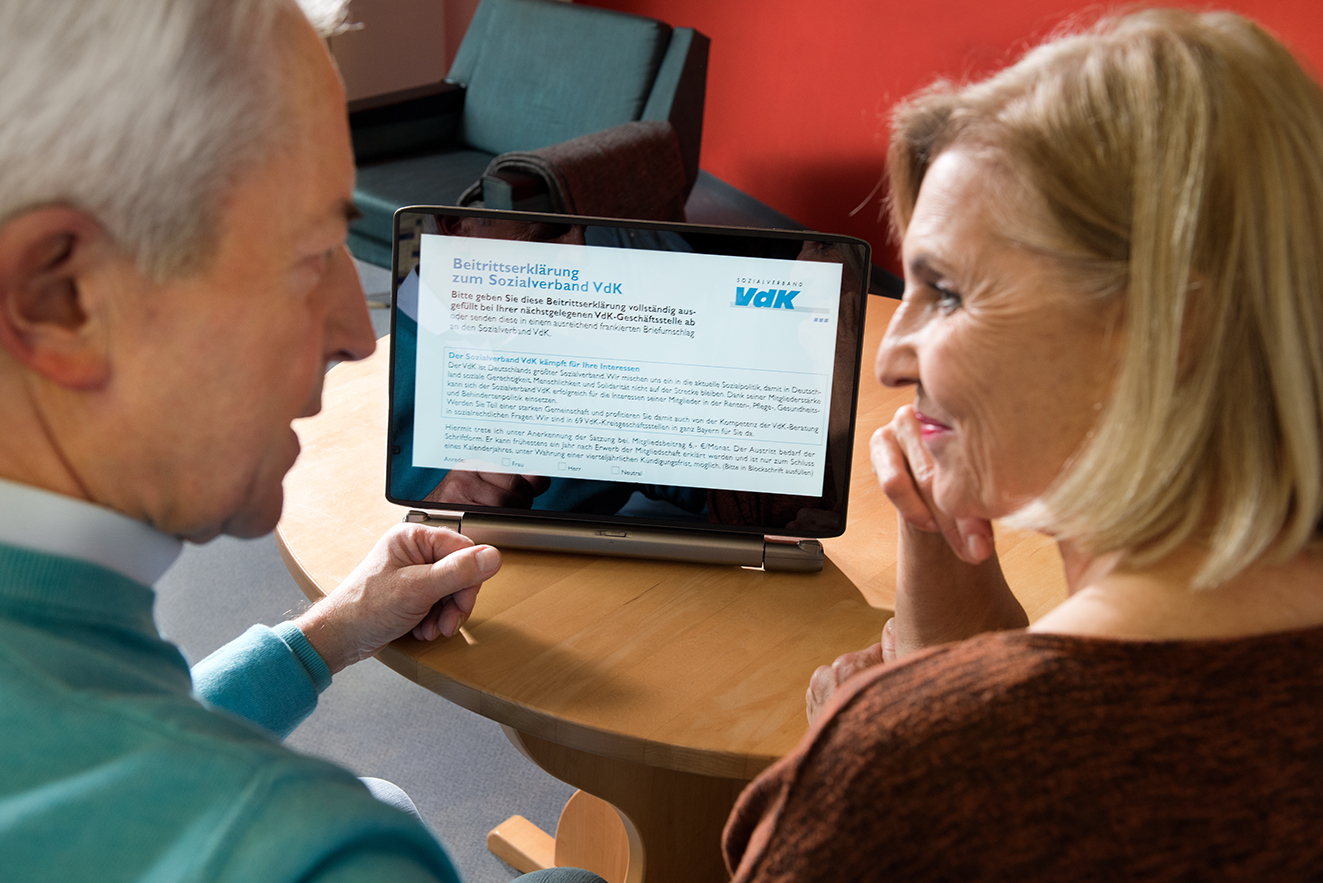Älteres Paar am PC Älteres Paar nutzt ein Tablet, sie schauen sich eine Online-Beitrittserklärung des VdK an.