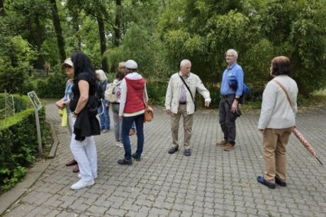 Mitglieder des Kreisverbandes vor einem Gehege stehend
