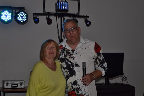 Vorstandsmitglied und der DJ zur Auswertung vom Musikquiz