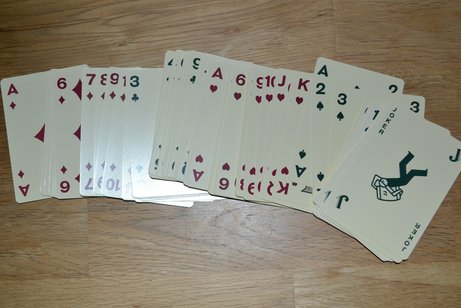 Tisch mit Kartenspiel