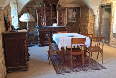 Raum mit alter Kommode, Tisch mit St&uuml;hlen, Gew&ouml;lbe, Fenster und T&uuml;ren