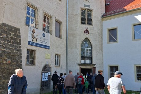 Schloss im Hintergrund, Menschen die hineingehen