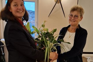 Frau Krüger wird mit einem Blumenstrauß von Frau Lehne im Namen des gesamten OV´s geehrt