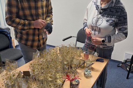 Wichtel Mann und Frau beim verpacken von Geschenken