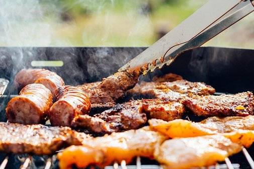 Steack und Würstchen auf dem Grill
