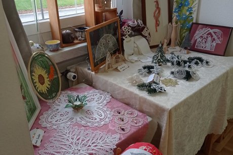 gekl&ouml;ppelte Spitzendeckchen, gekl&ouml;ppelte Weihnachtsdekoration