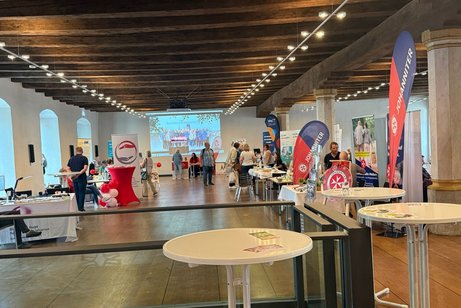 Blick in den gro&szlig;en Rathaussaal von Mei&szlig;en, viele kleine Infost&auml;nde von verschiedenen Institutionen aus Mei&szlig;en, Decke alte Holzbalken