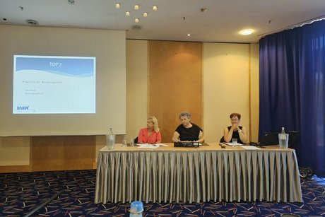 Von Links nach rechts rau Schiller, Frau Liske, Frau Mosig sitzen hinter einem längeren Tisch und schauen ins Publikum