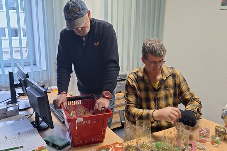 fleißige Helfer zwei Männer verpacken Geschenke