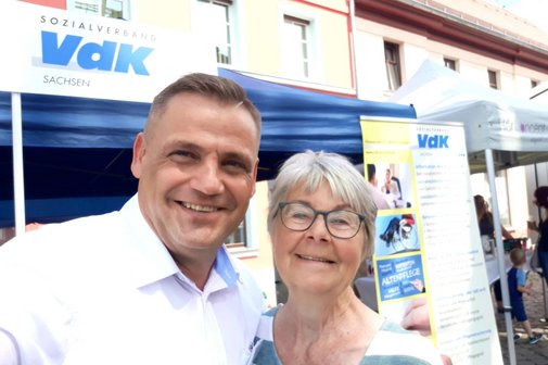 Vorsitzender Frank Oehme des VdK Ortsverbandes Bad Düben und Vorstandsmitglied Annette Wendt, eröffnen den VdK Informationsstand an lässig des 20. Stadtfestes Bad Düben zur Gesundheits- und Aktivmesse.