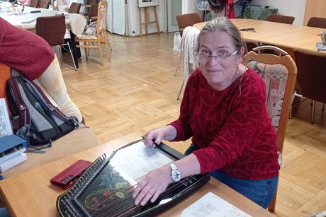 Frau Taubert mit Zither