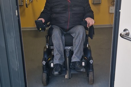 Horst Wehner im Rollstuhl bei der Ausfahrt aus dem Container