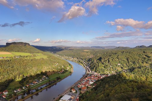 Blick in die Sächsische Schweiz und auf die Elbe