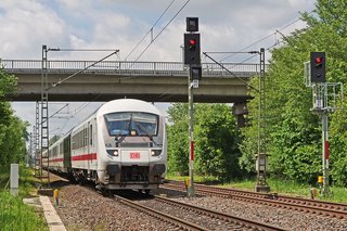 Ein IC der Deutschen Bahnauf dem Gleis