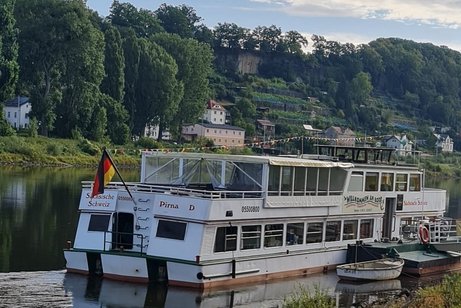 Gruppe auf dem Schiff auf der Elbe