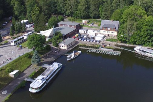 Blick auf Talsperre und Ausflugsdampfer