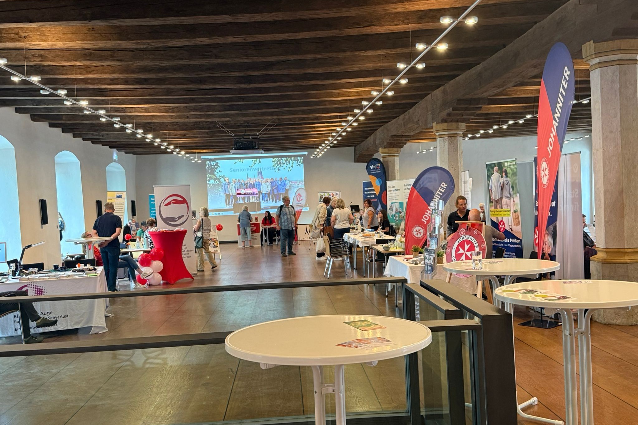 Blick in den gro&szlig;en Rathaussaal von Mei&szlig;en, viele kleine Infost&auml;nde von verschiedenen Institutionen aus Mei&szlig;en, Decke alte Holzbalken