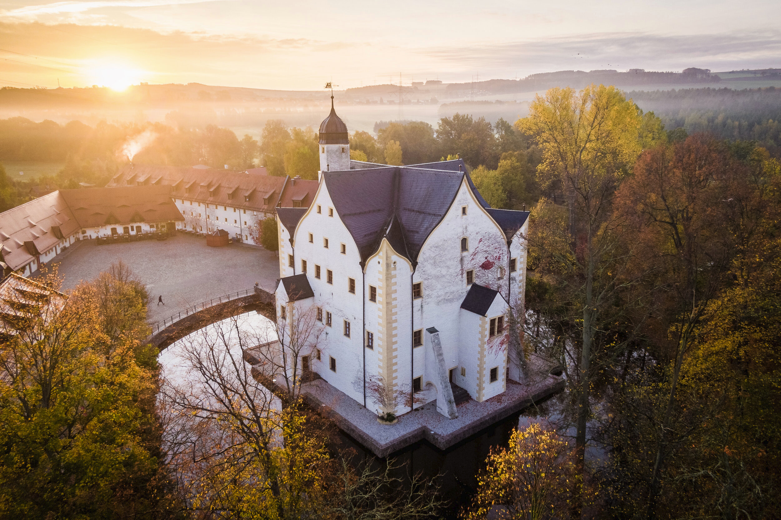 Wasserschloss - aus 100m Höhe Blick auf alleinstehendes Gebäude