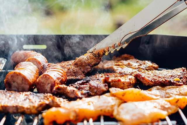 Steack und Würstchen auf dem Grill
