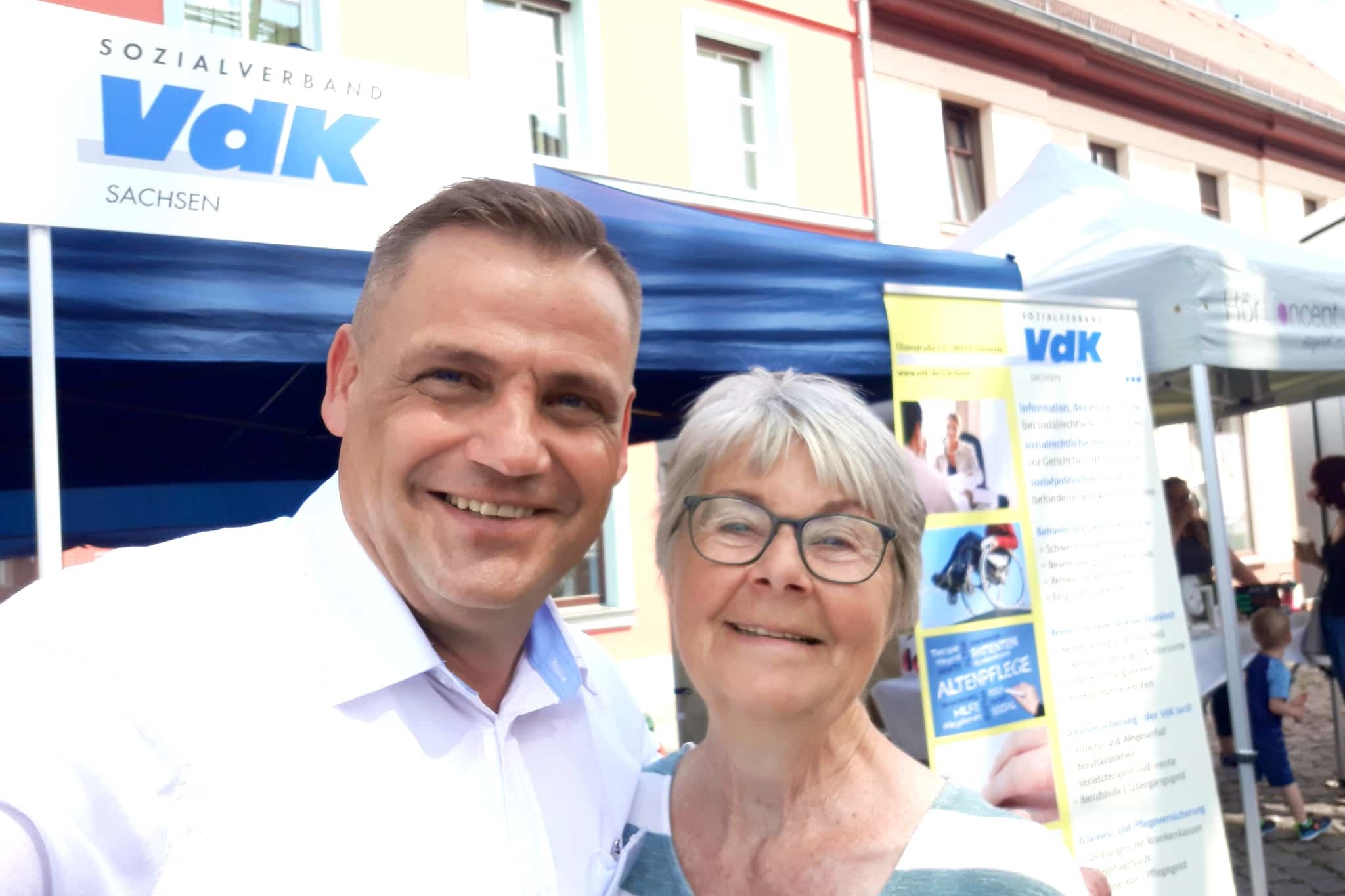 Vorsitzender Frank Oehme des VdK Ortsverbandes Bad Düben und Vorstandsmitglied Annette Wendt, eröffnen den VdK Informationsstand an lässig des 20. Stadtfestes Bad Düben zur Gesundheits- und Aktivmesse.