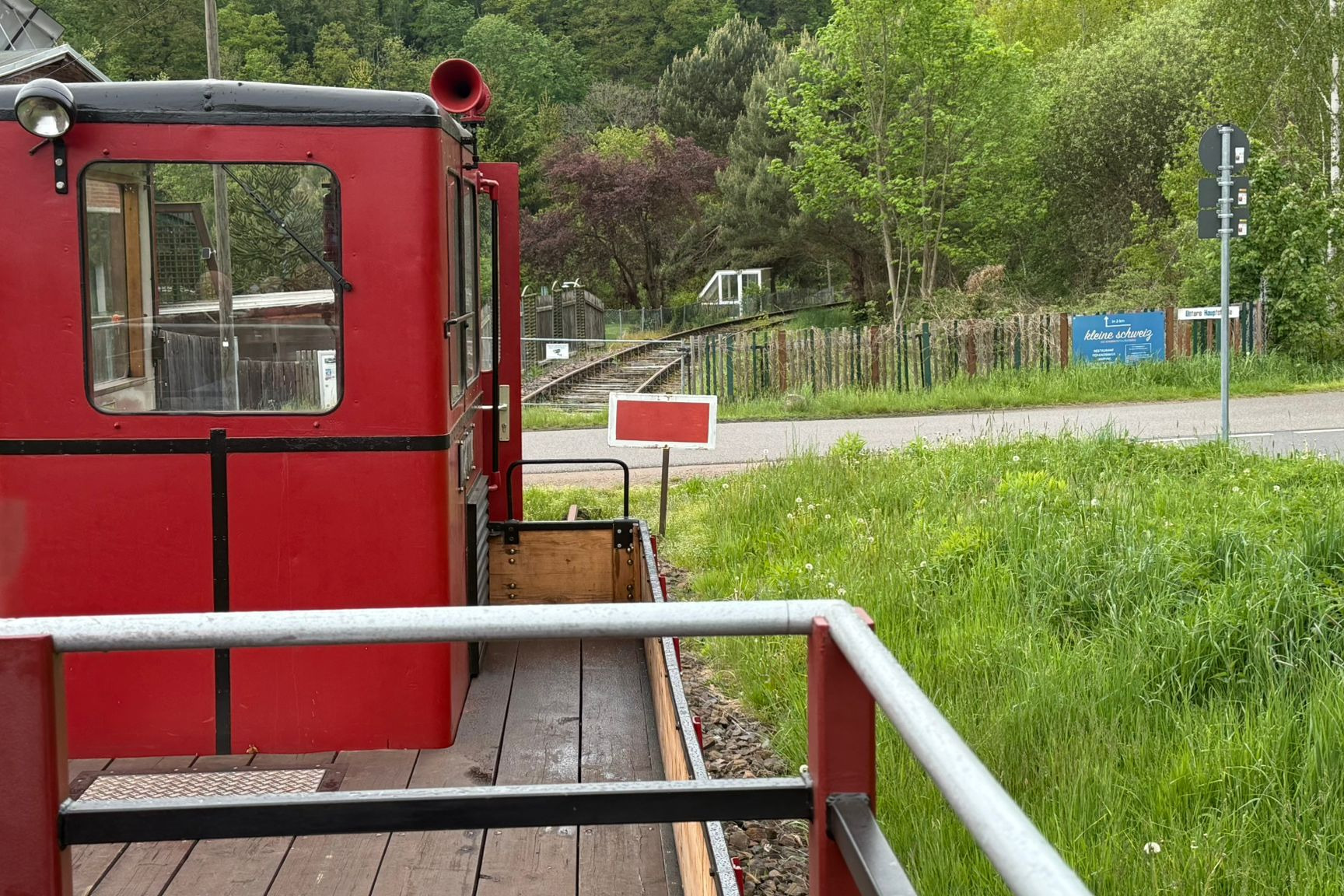 Rote Museumsbahn in einem Tal