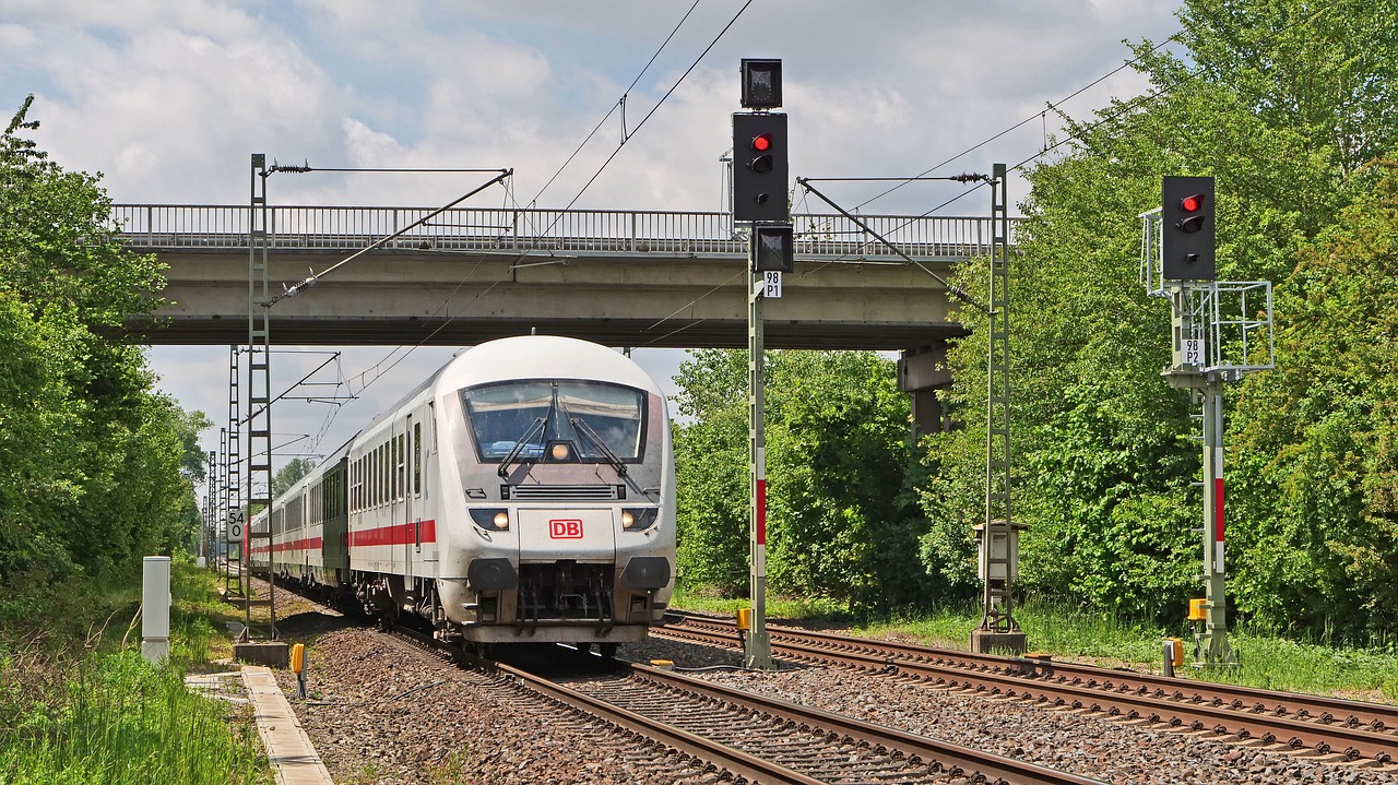 Ein IC der Deutschen Bahnauf dem Gleis