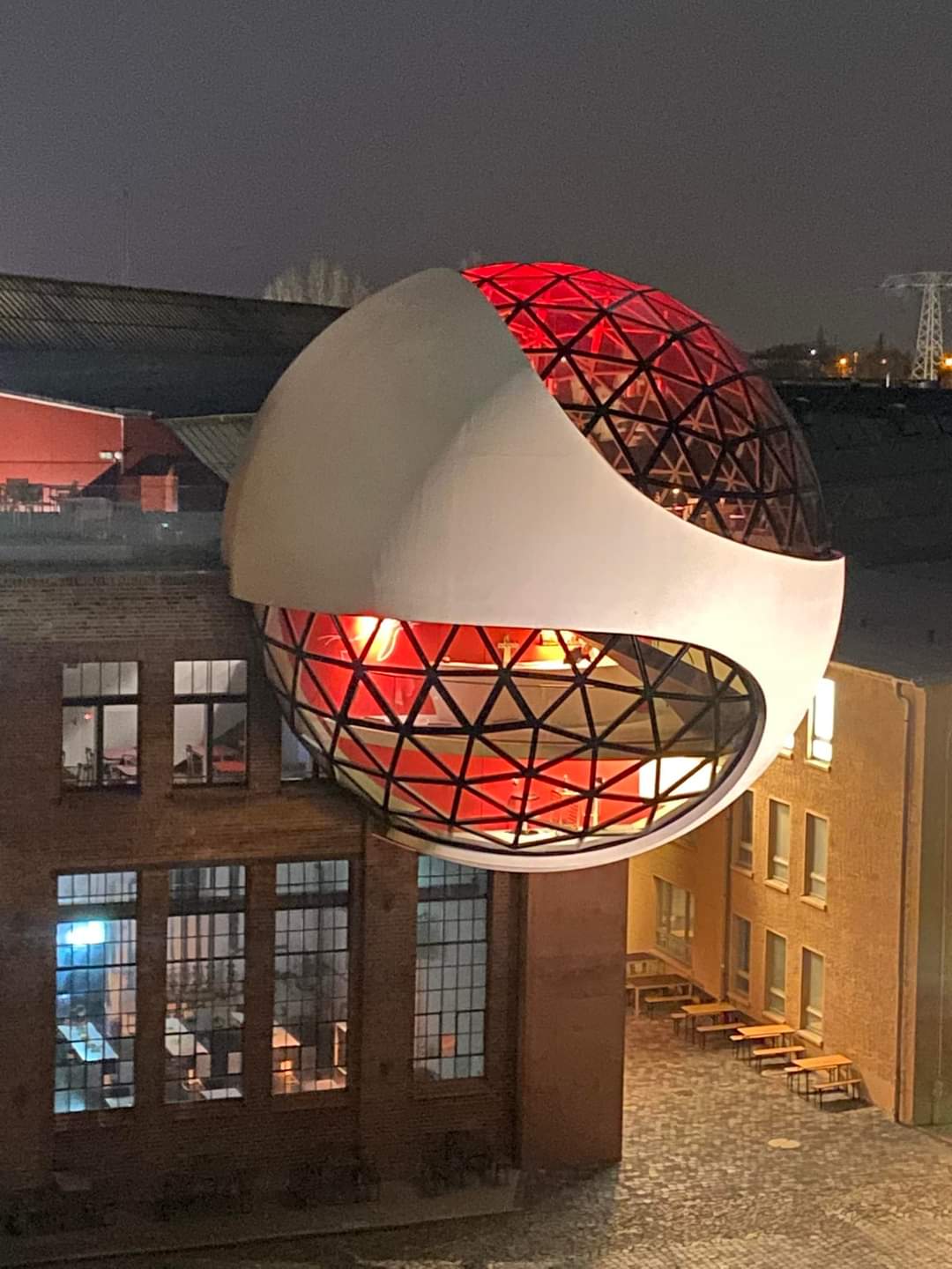 Besuch der Niemeyer Sphere (Glaskugel)