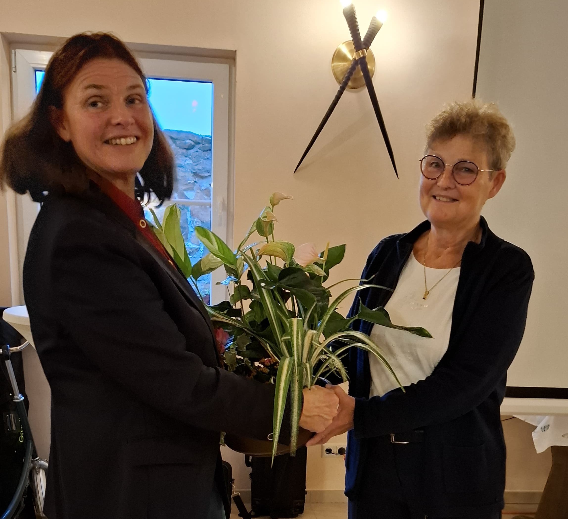 Frau Krüger wird mit einem Blumenstrauß von Frau Lehne im Namen des gesamten OV´s geehrt